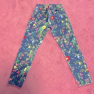 This Desigual Jean came in very vibrant colour, it is clean & in Excellent shape